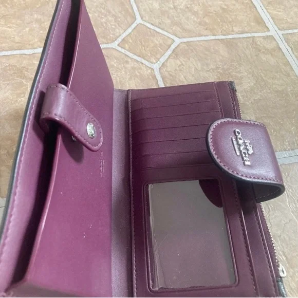 Coach Wallet. - Picture 2 of 5